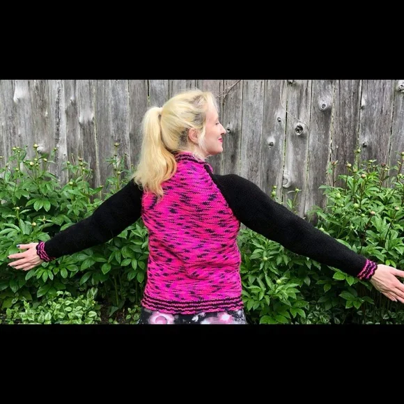 Hand-knitted varsity-style cardigan - Picture 2 of 3